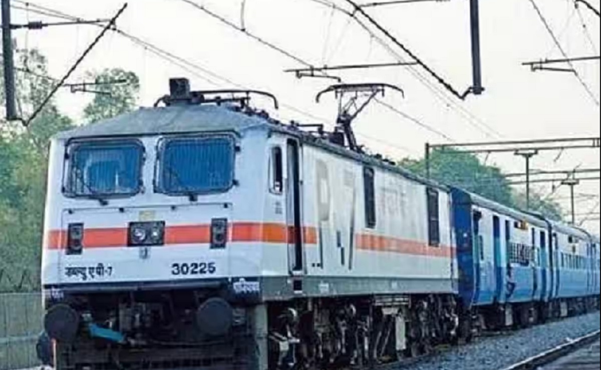Indian Railway: ট্রেনের টিকিট কাটতে গিয়ে এই ভুল হলে জেলে যেতে হতে পারে, রেলের নিয়ম জানুন