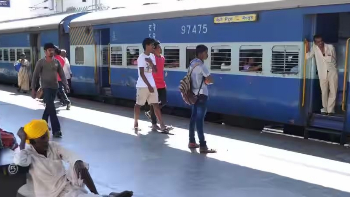 Indian Railways: রেলওয়ে লোয়ার বার্থের নতুন নিয়ম, এই যাত্রীদের জন্য সংরক্ষিত থাকবে নীচের সিট