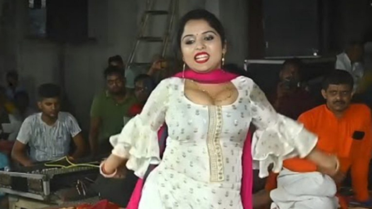 Muskan Baby: লজ্জার সীমা অতিক্রম করে উদ্দাম কায়দায় নাচ মুসকান বেবির, থুমকা দেখে উত্তেজিত পুরুষ ভক্তরা