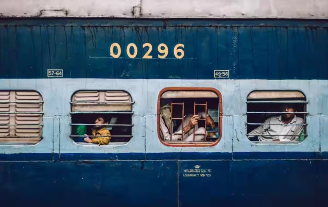 Indian Railways: ট্রেন মিস হয়ে গেছে মানেই কি টিকিট পুরো বাতিল? একই সময়ে অন্য ট্রেনে যাত্রা করুন, জেনে নিন ট্রিকস