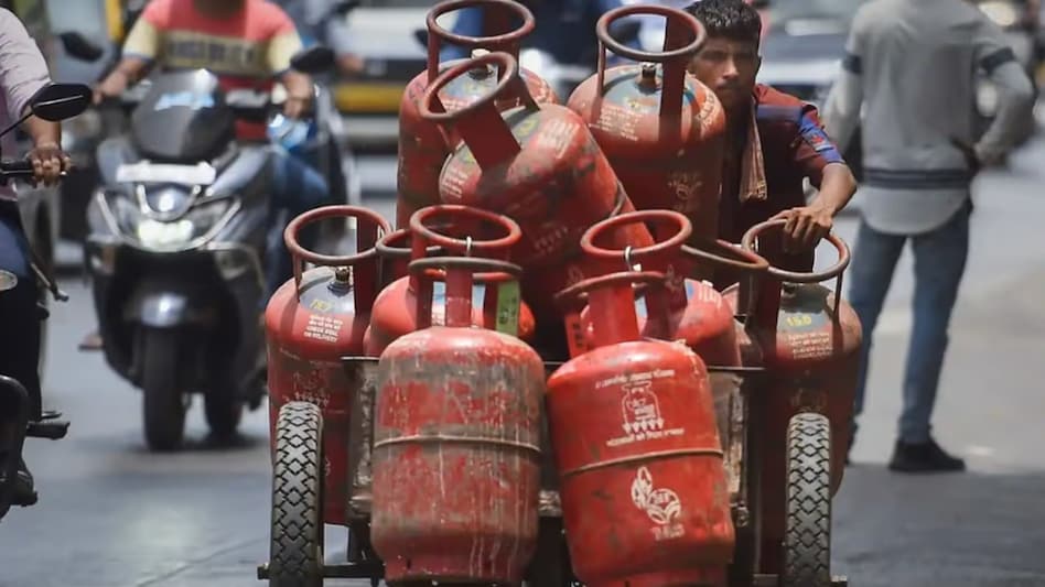 LPG Price: এবার দাম বাড়লো LPG গ্যাসের, আজ থেকে অতিরিক্ত টাকা গুনতে হবে গ্রাহকদের