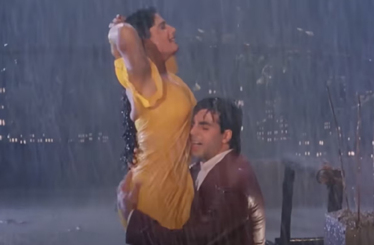 Video: বৃষ্টিতে ভিজে রোম্যান্টিক গানের শুট করেছেন অভিনেত্রী রেভিনা টন্ডন, আজও গানের দৃশ্য ভাইরাল Video: বৃষ্টিতে ভিজে রোম্যান্টিক গানের শুট করেছেন অভিনেত্রী রেভিনা টন্ডন, আজও গানের দৃশ্য ভাইরাল