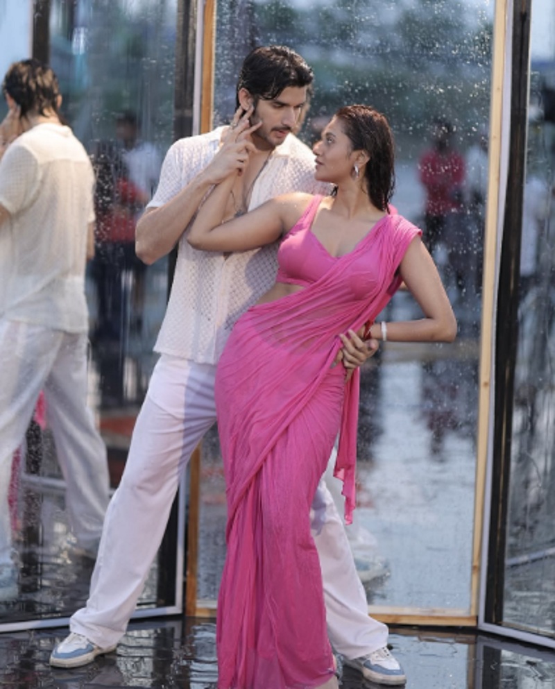 ‘দিল পে ছুরিয়ান’ গানে অনজলির গ্ল্যামার ঝলক, ভেজা শাড়িতে দেখলে চোখ কপালে উঠবে ‘দিল পে ছুরিয়ান’ গানে অনজলির গ্ল্যামার ঝলক, ভেজা শাড়িতে দেখলে চোখ কপালে উঠবে